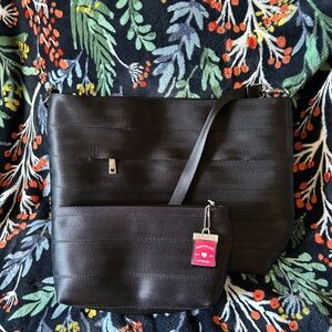 Harvey’s streamline tote with makeup bag